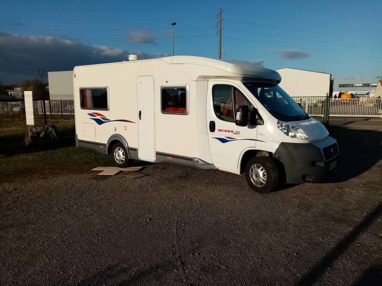 Camping-car CHALLENGER GENESIS 38 Attelage. TBE.